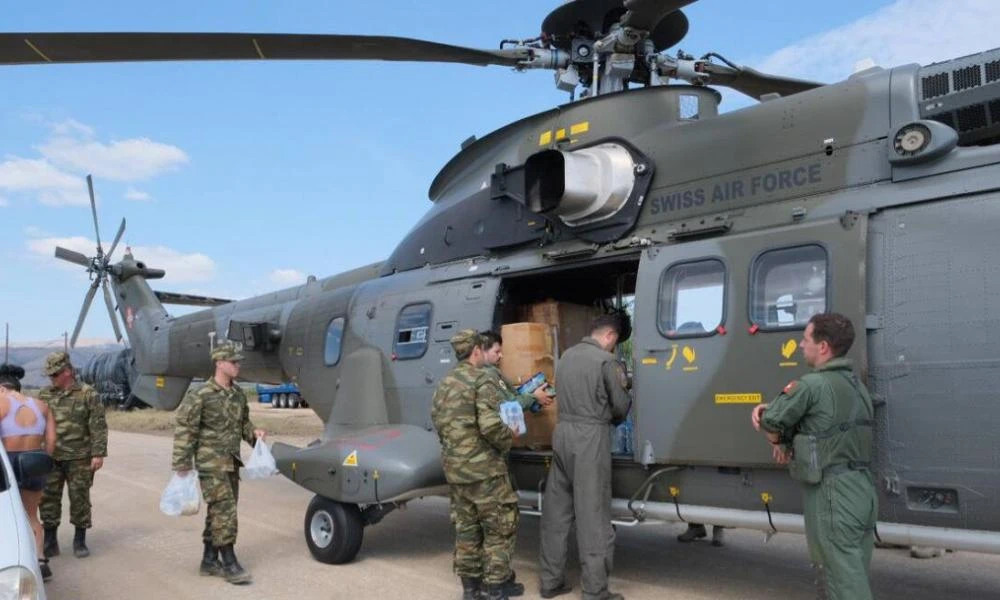 Καρδίτσα: Διασώστες μεταφέρουν σε πλημμυροπαθείς τρόφιμα από ελβετικό ελικόπτερο
